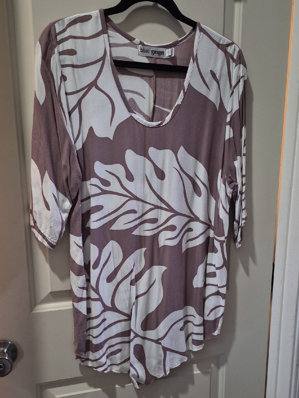 Blue Ginger Leaf-Print Tunic Top with Scoop Neck